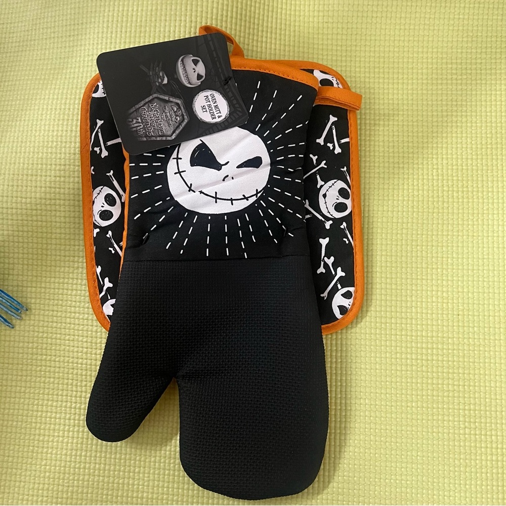 THE NIGHTMARE BEFORE CHRISTMAS OVEN MITT & POT HOLDER